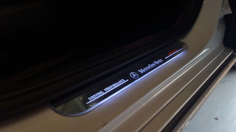 벤츠 W213 E클래스 무빙도어스커프는 E220d의 필수 악세사리