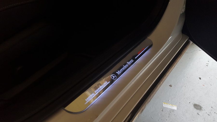 벤츠 W213 E클래스 무빙도어스커프는 E220d의 필수 악세사리