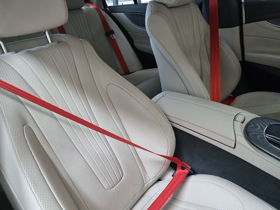 벤츠 CLS 450 레드 안전벨트 베이지시트에 최고의 컬러