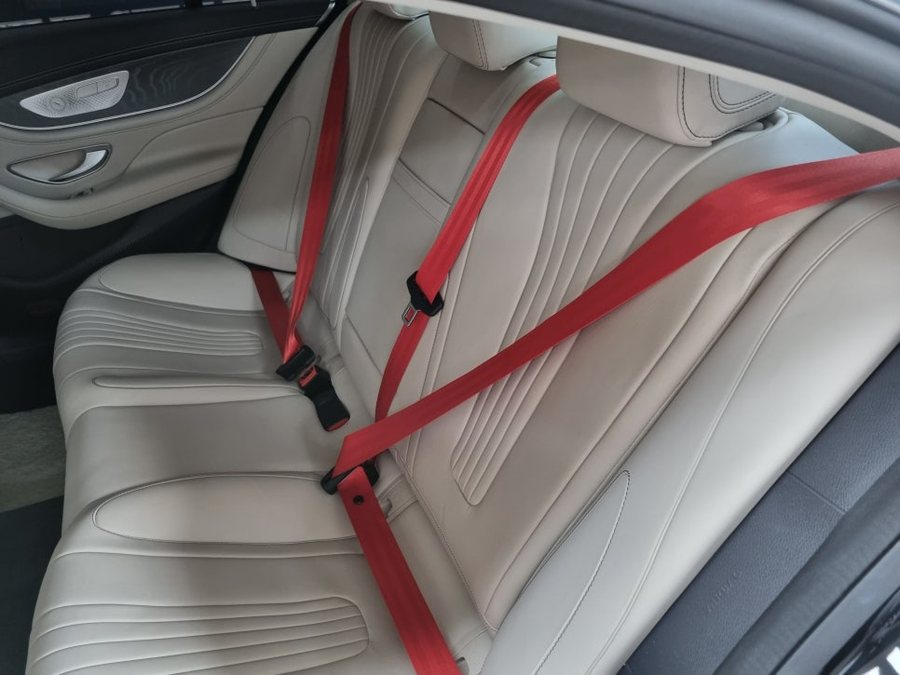 벤츠 CLS 450 레드 안전벨트 베이지시트에 최고의 컬러