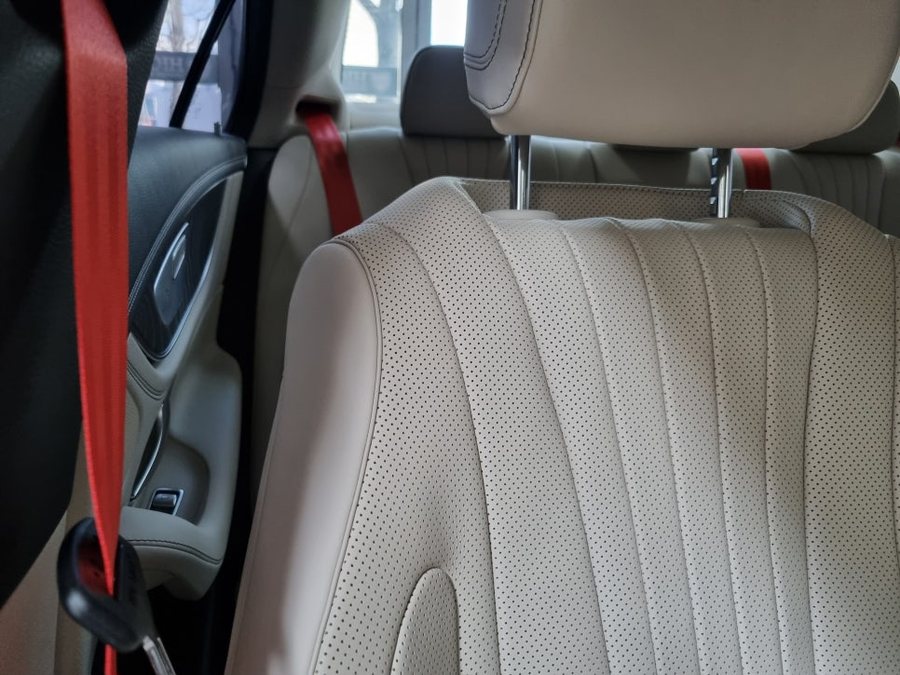 벤츠 CLS 450 레드 안전벨트 베이지시트에 최고의 컬러