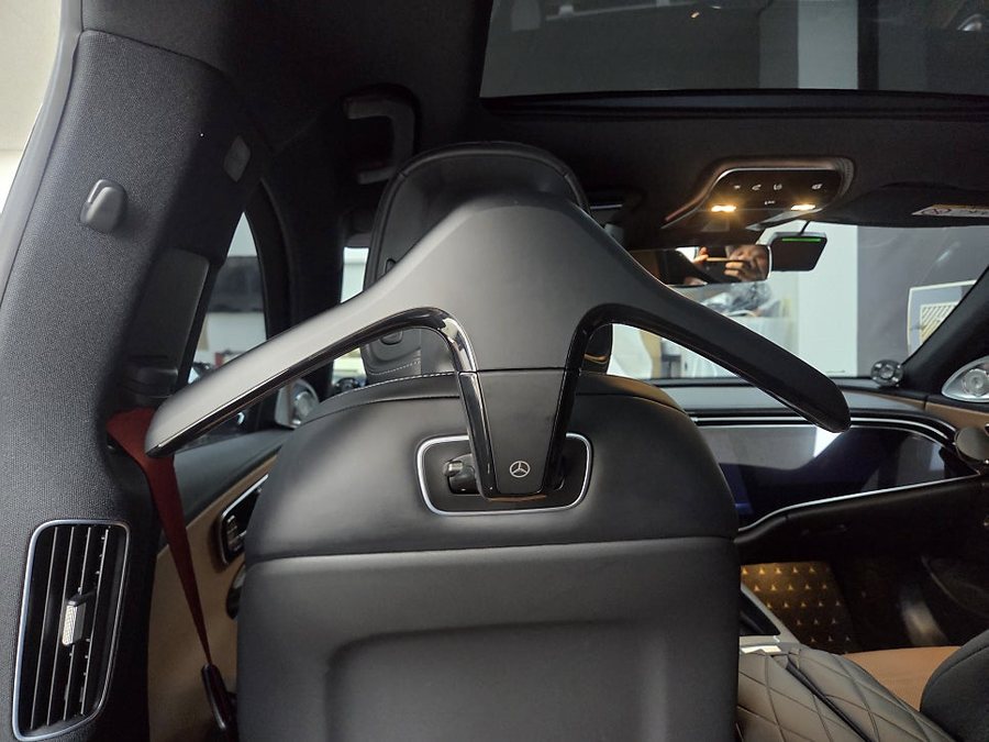 벤츠 E클래스 53 AMG 차량용 옷걸이 순정 옵션 헤드레스트 위치 수정