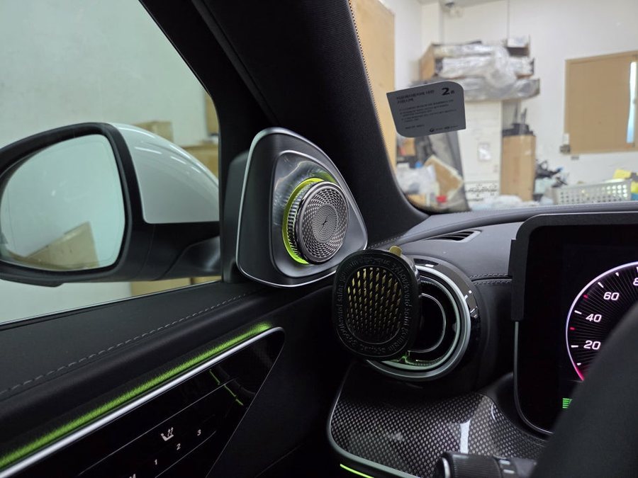 벤츠 C300 W206 4D 부메스터 전동트위터 뒷좌석 헤드레스트 수정