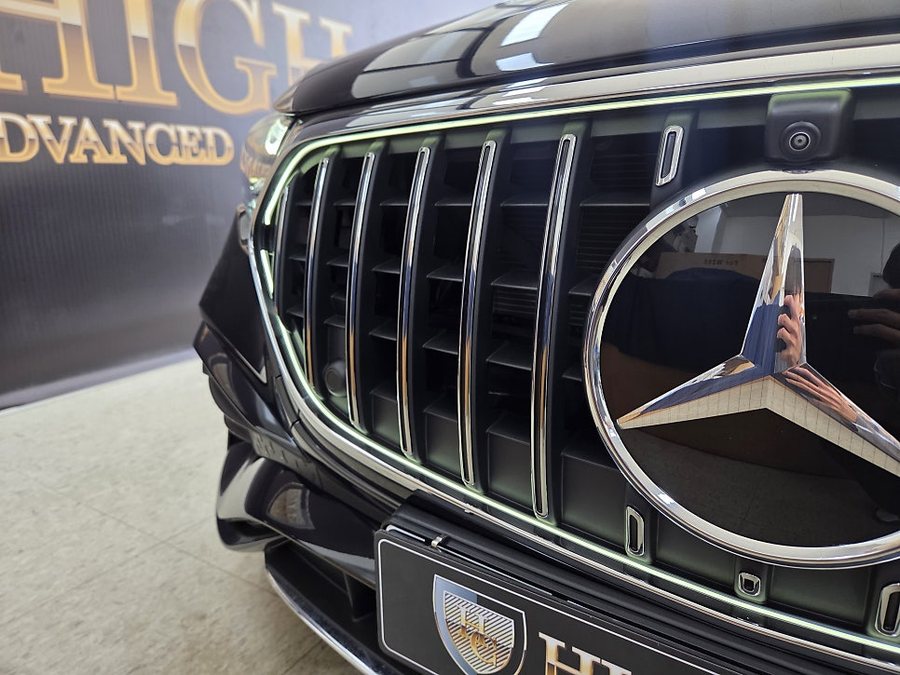벤츠 E클래스 E53 AMG 적용되는 순정 세로 발광 그릴