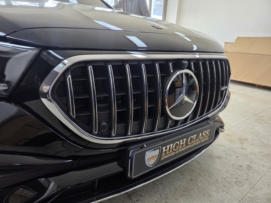 벤츠 E클래스 E53 AMG 적용되는 순정 세로 발광 그릴