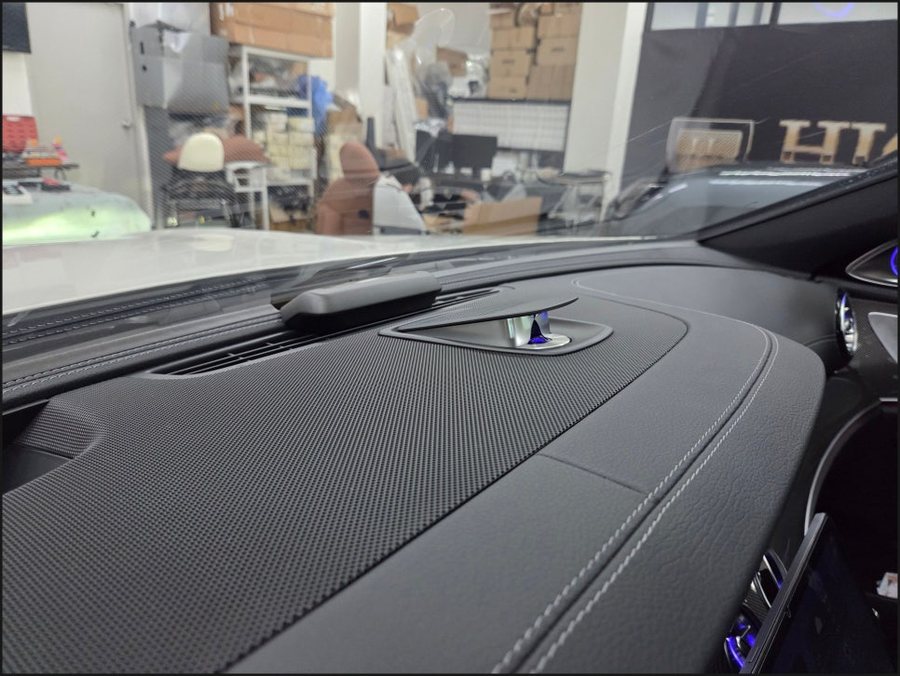 벤츠 CLS 전동센터스피커와 AMG 계기판 코딩, 실내 튜닝의 이유