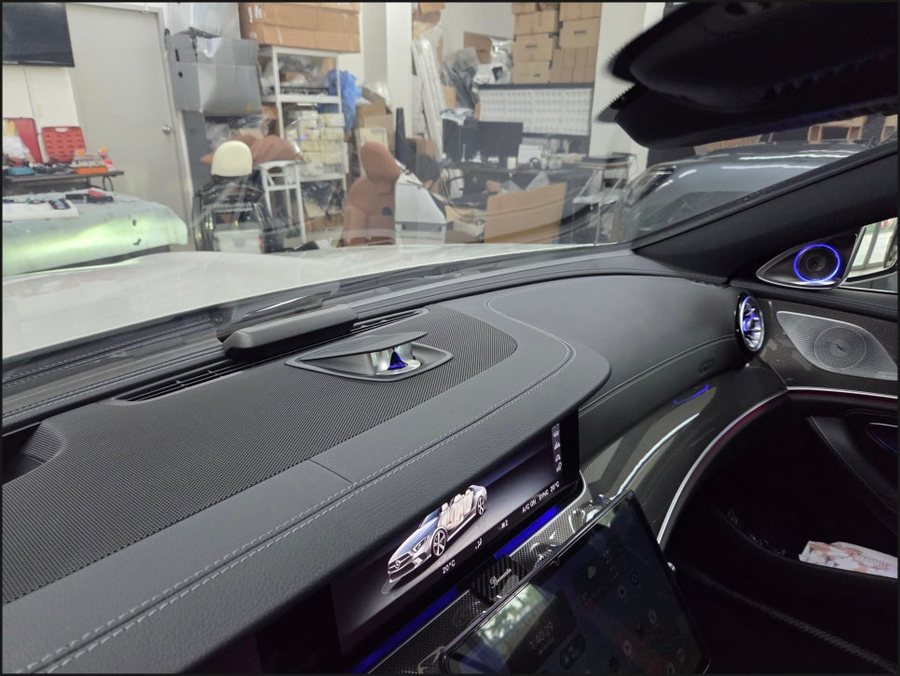 벤츠 CLS 전동센터스피커와 AMG 계기판 코딩, 실내 튜닝의 이유