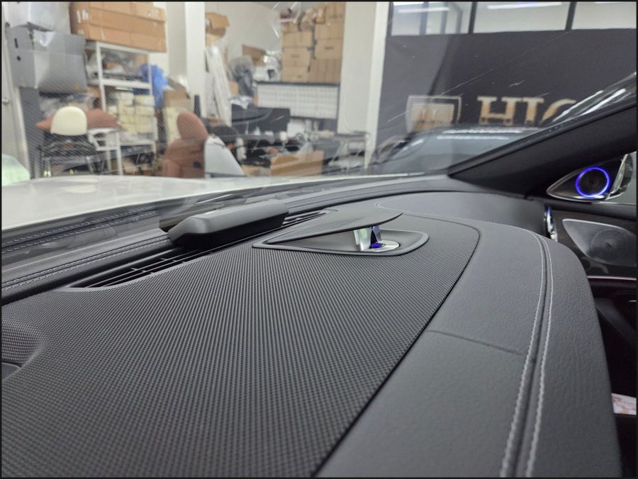 벤츠 CLS 전동센터스피커와 AMG 계기판 코딩, 실내 튜닝의 이유
