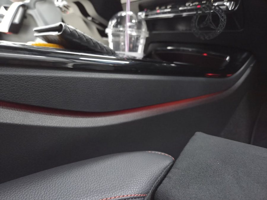 벤츠 A클래스 AMG 로고 퍼들램프 센터 콘솔 하단 엠비언트
