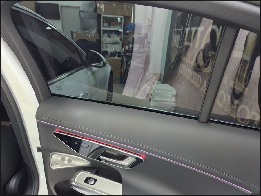 벤츠 E클래스 W214 E300 순정 리어 커튼, 2열 선쉐이드로 완성한 뒷좌석